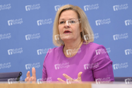 Bundespressekonferenz 1. Gleichwertigkeitsbericht der Bundesregierung in Berlin