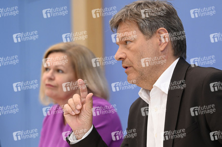 Bundespressekonferenz 1. Gleichwertigkeitsbericht der Bundesregierung in Berlin