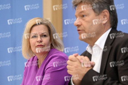 Bundespressekonferenz 1. Gleichwertigkeitsbericht der Bundesregierung in Berlin