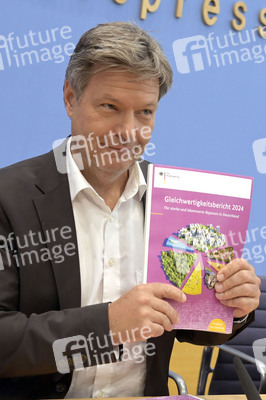 Bundespressekonferenz 1. Gleichwertigkeitsbericht der Bundesregierung in Berlin