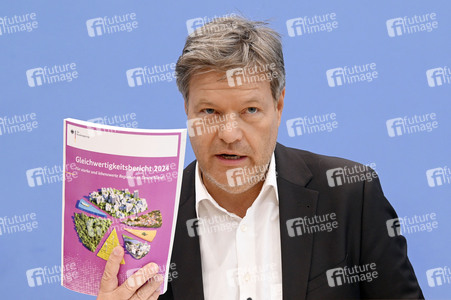 Bundespressekonferenz 1. Gleichwertigkeitsbericht der Bundesregierung in Berlin