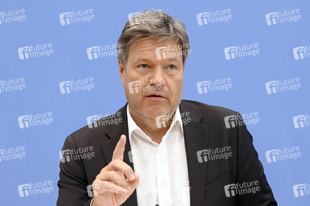 Bundespressekonferenz 1. Gleichwertigkeitsbericht der Bundesregierung in Berlin