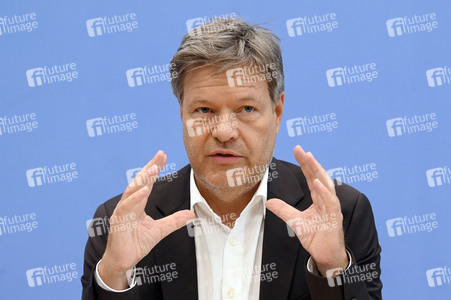 Bundespressekonferenz 1. Gleichwertigkeitsbericht der Bundesregierung in Berlin