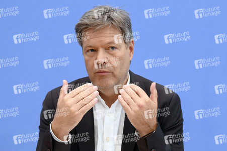 Bundespressekonferenz 1. Gleichwertigkeitsbericht der Bundesregierung in Berlin