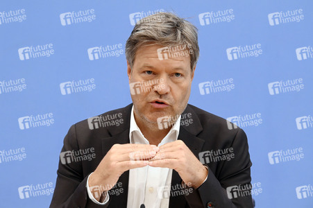 Bundespressekonferenz 1. Gleichwertigkeitsbericht der Bundesregierung in Berlin