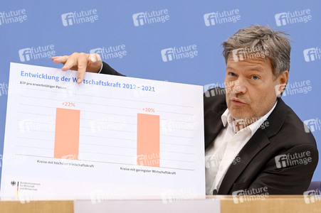 Bundespressekonferenz 1. Gleichwertigkeitsbericht der Bundesregierung in Berlin
