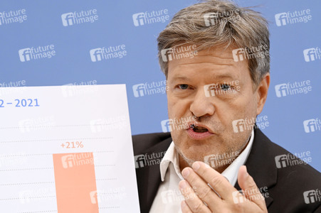 Bundespressekonferenz 1. Gleichwertigkeitsbericht der Bundesregierung in Berlin