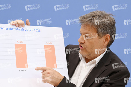 Bundespressekonferenz 1. Gleichwertigkeitsbericht der Bundesregierung in Berlin