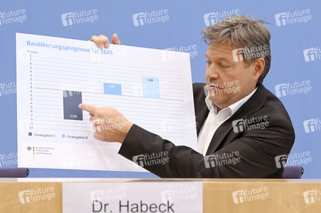 Bundespressekonferenz 1. Gleichwertigkeitsbericht der Bundesregierung in Berlin