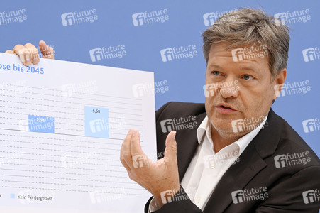 Bundespressekonferenz 1. Gleichwertigkeitsbericht der Bundesregierung in Berlin