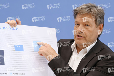 Bundespressekonferenz 1. Gleichwertigkeitsbericht der Bundesregierung in Berlin