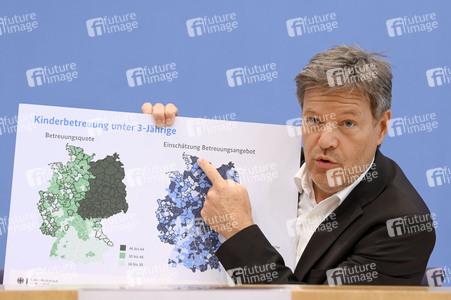 Bundespressekonferenz 1. Gleichwertigkeitsbericht der Bundesregierung in Berlin