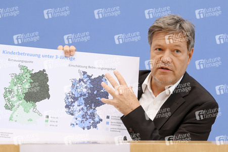 Bundespressekonferenz 1. Gleichwertigkeitsbericht der Bundesregierung in Berlin