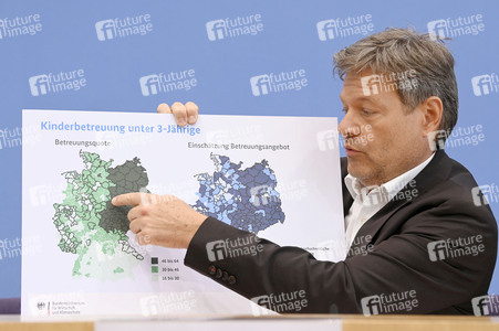 Bundespressekonferenz 1. Gleichwertigkeitsbericht der Bundesregierung in Berlin