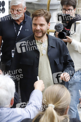 Ankunft von Daniel Brühl, Karlovy Vary International Film Festival 2024