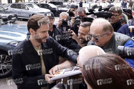 Ankunft von Daniel Brühl, Karlovy Vary International Film Festival 2024
