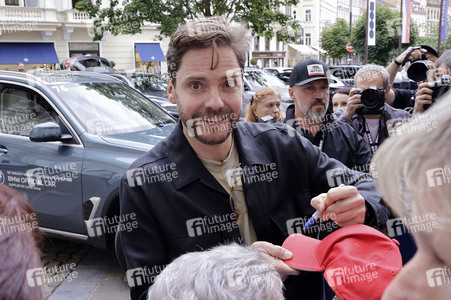 Ankunft von Daniel Brühl, Karlovy Vary International Film Festival 2024