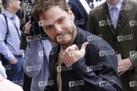 Ankunft von Daniel Brühl, Karlovy Vary International Film Festival 2024