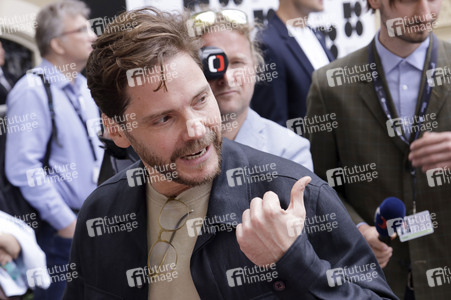 Ankunft von Daniel Brühl, Karlovy Vary International Film Festival 2024