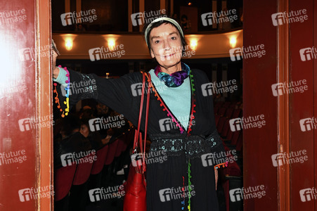 Theaterpremiere 'Monsieur Pierre geht online' in München