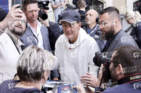 Ankunft von Clive Owen, Karlovy Vary International Film Festival 2024