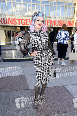 Dawid Tomaszewski Präsentation und Ausstellungseröffnung auf der Berlin Fashion Week S/S 2025 in Berlin