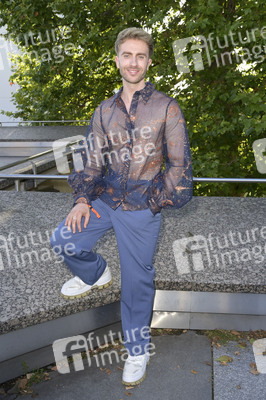 Dawid Tomaszewski Präsentation und Ausstellungseröffnung auf der Berlin Fashion Week S/S 2025 in Berlin