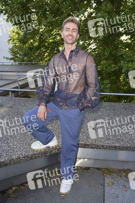 Dawid Tomaszewski Präsentation und Ausstellungseröffnung auf der Berlin Fashion Week S/S 2025 in Berlin