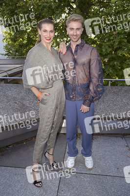 Dawid Tomaszewski Präsentation und Ausstellungseröffnung auf der Berlin Fashion Week S/S 2025 in Berlin