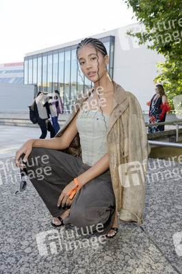 Dawid Tomaszewski Präsentation und Ausstellungseröffnung auf der Berlin Fashion Week S/S 2025 in Berlin