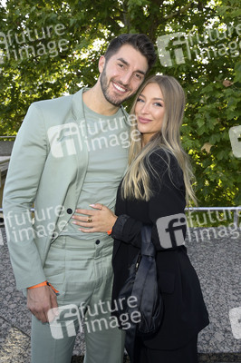 Dawid Tomaszewski Präsentation und Ausstellungseröffnung auf der Berlin Fashion Week S/S 2025 in Berlin