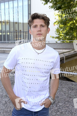 Dawid Tomaszewski Präsentation und Ausstellungseröffnung auf der Berlin Fashion Week S/S 2025 in Berlin