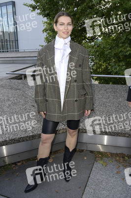Dawid Tomaszewski Präsentation und Ausstellungseröffnung auf der Berlin Fashion Week S/S 2025 in Berlin