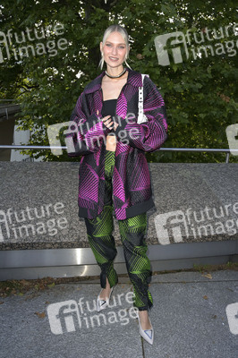 Dawid Tomaszewski Präsentation und Ausstellungseröffnung auf der Berlin Fashion Week S/S 2025 in Berlin