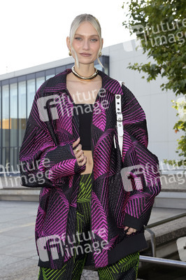Dawid Tomaszewski Präsentation und Ausstellungseröffnung auf der Berlin Fashion Week S/S 2025 in Berlin