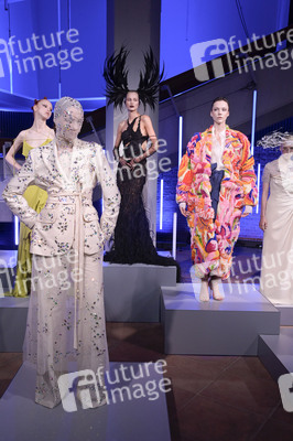 Dawid Tomaszewski Präsentation und Ausstellungseröffnung auf der Berlin Fashion Week S/S 2025 in Berlin