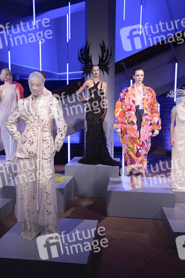 Dawid Tomaszewski Präsentation und Ausstellungseröffnung auf der Berlin Fashion Week S/S 2025 in Berlin