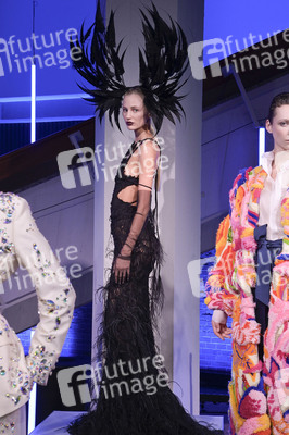 Dawid Tomaszewski Präsentation und Ausstellungseröffnung auf der Berlin Fashion Week S/S 2025 in Berlin