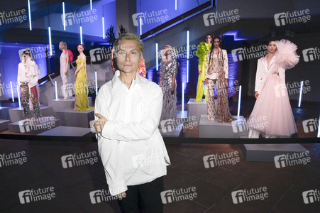 Dawid Tomaszewski Präsentation und Ausstellungseröffnung auf der Berlin Fashion Week S/S 2025 in Berlin