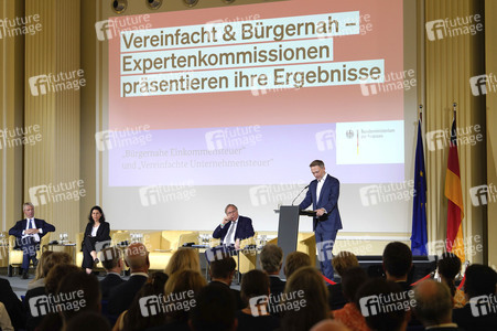 Veranstaltung 'Vereinfacht und Bürgernah - Expertenkommissionen präsentieren ihre Ergebnisse' in Berlin