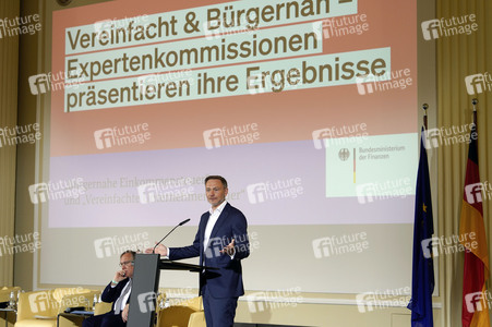 Veranstaltung 'Vereinfacht und Bürgernah - Expertenkommissionen präsentieren ihre Ergebnisse' in Berlin