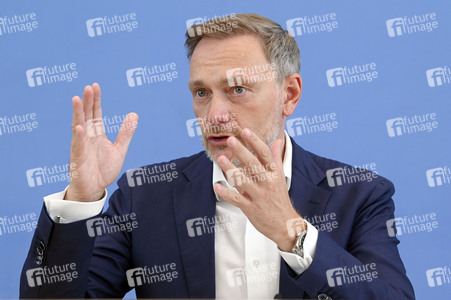 Bundespressekonferenz Regierungsentwurf für den Bundeshaushalt 2025 und Finanzplan bis 2028 in Berlin