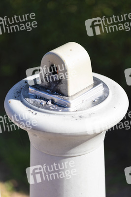 Symbolfoto öffentlicher Aschenbecher