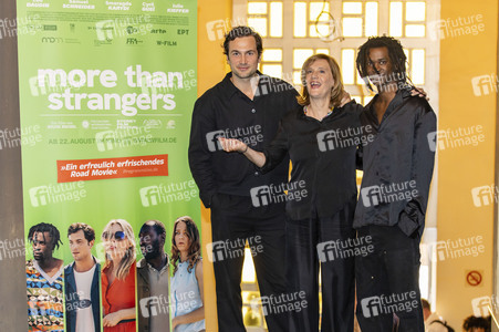 Filmpremiere 'More Than Strangers' in Halle