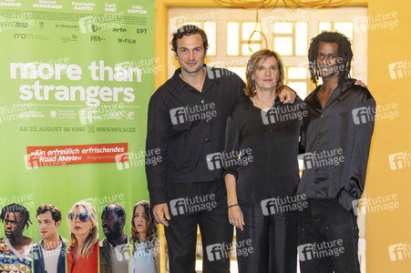 Filmpremiere 'More Than Strangers' in Halle