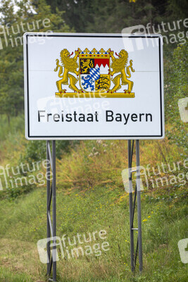 Symbolfoto Verkehrstafel Bundesland