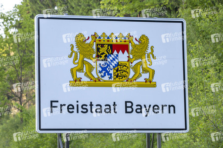 Symbolfoto Verkehrstafel Bundesland