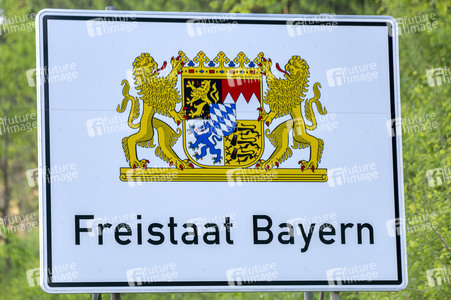 Symbolfoto Verkehrstafel Bundesland