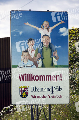 Symbolfoto Verkehrstafel Bundesland