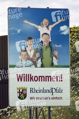 Symbolfoto Verkehrstafel Bundesland